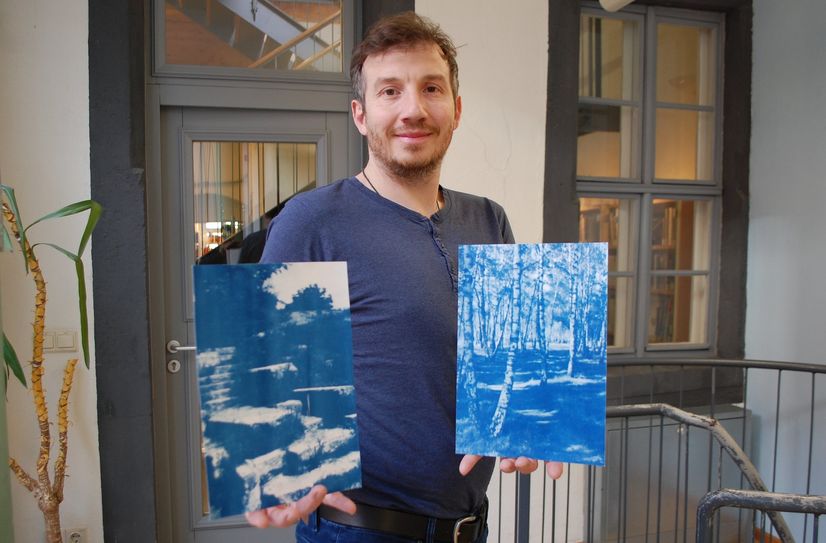 Henning Kreitel (42) mit zwei Cyanotypien für seine Ausstellung »Auf Ruhesuche«, ab 7. März im Rathaus Pirna.