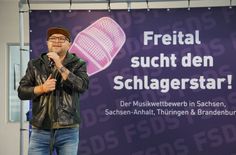 Schlagerstar Anthony Weihs ist Wettbewerbs-Juror bei "Freital sucht den Schlagerstar" und hat die Kandidaten in seine Show am Elbufer eingeladen.