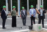 Grundsteinlegung für das neue Kultur- und Sportzentrum des Kurortes Burg (Spreewald) (v. l. n. r.): Lausitzbeauftragter Dr. Klaus Freytag, Ministerin Kathrin Schneider, Bauunternehmer Michael Lindner, Amtsdirektor Tobias Hentschel und Bürgermeister Hans-Jürgen Dreger mit der Grundsteinhülse. In dieser wurden neben Tageszeitung, Münzen und Bauunterlagen, auch Zeichnungen von Kindern und Jugendlichen der Grund- und Oberschule "Mina Witkojc" sowie des Hortes "Lipa" verewigt sowie ein Keramikgefäß, das Amtsdirektor Hentschel im Rahmen des Burger Osterbrandes eigens für die Grundsteinlegung gestaltet hat.