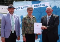Ministerin Kathrin Schneider überreicht den Förderbescheid an Bürgermeister Hans-Jürgen Dreger (r.) und Amtsdirektor Tobias Hentschel.