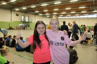 Anny (li.) und Ella (re.) freuen sich über ihre neue Sporthalle.