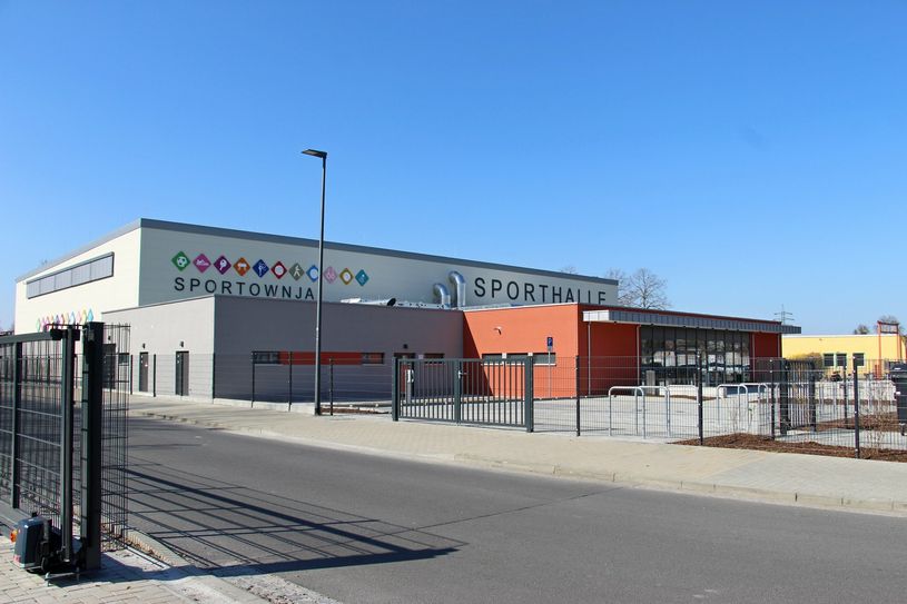 Die neue Sporthalle an der Oberschule begeistert auch die  Schüler. Am vergangenen Freitag wurde die Halle, die in sorbischer als auch deutscher Sprache beschriftet ist, feierlich übergeben.