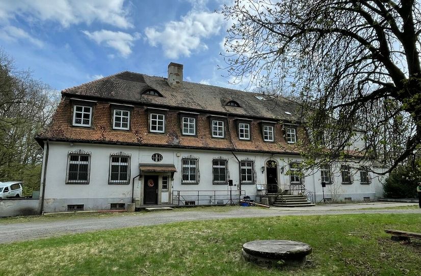 Das Schloss Niederspree liegt im Naturschutzgebiet "Niederspreer Teichgebiet und Kleine Heide Hähnichen", dem flächenmäßig größten Naturschutzgebiet im Landkreis Görlitz.