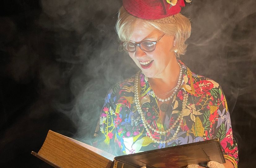 Miss Hopkins, das zauberhafte Kindermädchen, verzaubert die kleinen Besucher.
