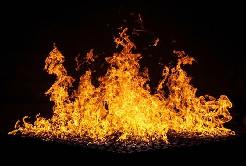 Für das Walpurgisfeuer in Putzkau wird derzeit Holz und Reisig gesammelt (Symbolbild).