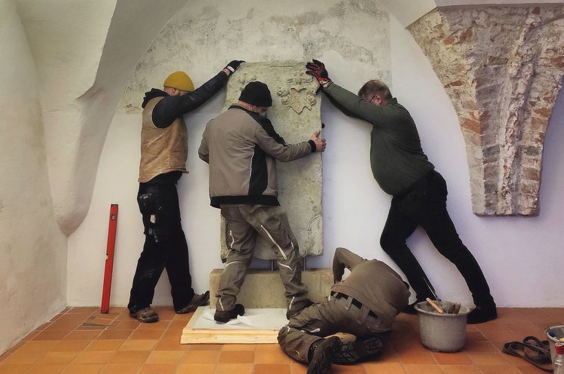Millimeterarbeit leisten hier die Steinmetze der Doberluger Firma Pankau Naturstein, die das Epitaph im Schloss aufstellten.