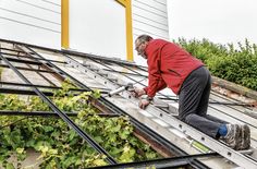 Parkengel Andreas Kernbach während des Einfassens der neuen Scheiben.