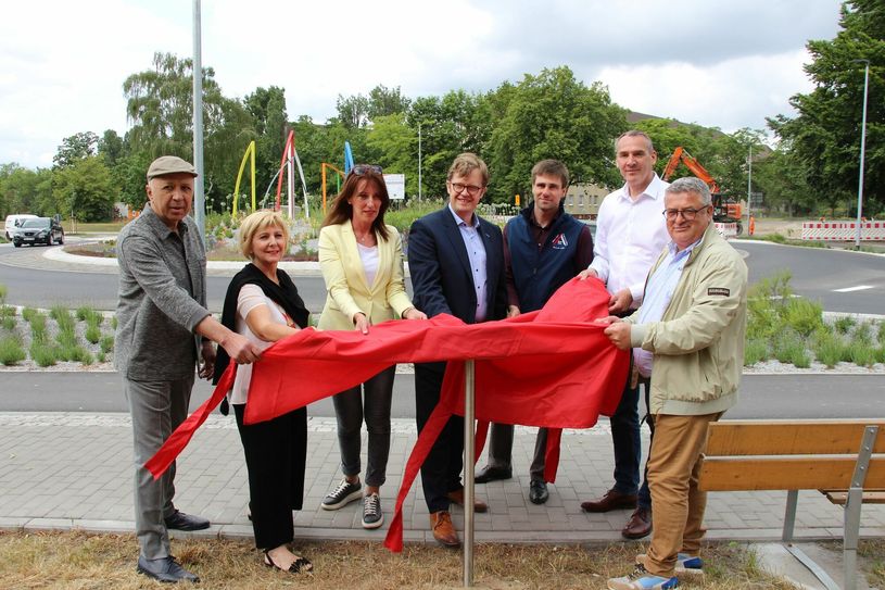 Gemeinsam mit Bürgermeistern und Vertretern der Partnerstädte sowie Künstler Ararat Haydeyan (li.) konnte Senftenbergs Bürgermeister Andreas Pfeiffer (Mitte) das Kunstwerk auf der Mittelinsel des Kreisverkehres an der Kreuzung Briesker- und Pieck-Straße feierlich einweihen. Mit dabei war auch Andreas Fredrich (2.vo.re.). Der frühere Senftenberger Bürgermeister hatte großen Anteil an dem Projekt in seiner Amtszeit.
