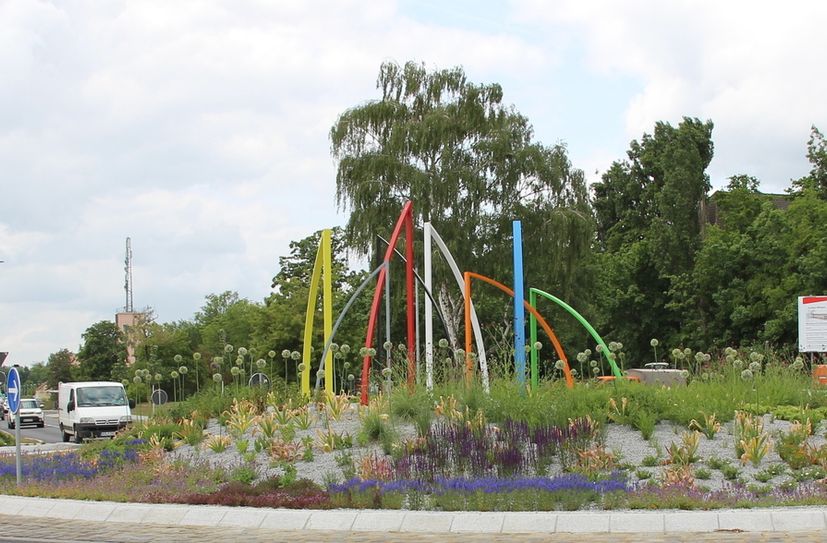 Das Werk »Bunte Segel« ist 2022 als Sieger des städtischen Wettbewerbes »Kunst am Kreisel« hervorgegangen.