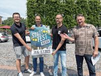 Der Plan für das 30. Riesaer Stadtfest steht. Nico Hülsmann (FVG-Mitarbeiter), Oberbürgermeister Marco Müller, FVG-Geschäftsführer John Jaeschke und Dirk Mühlstädt (Veranstaltungsleiter der FVG) präsentierten das Programm.