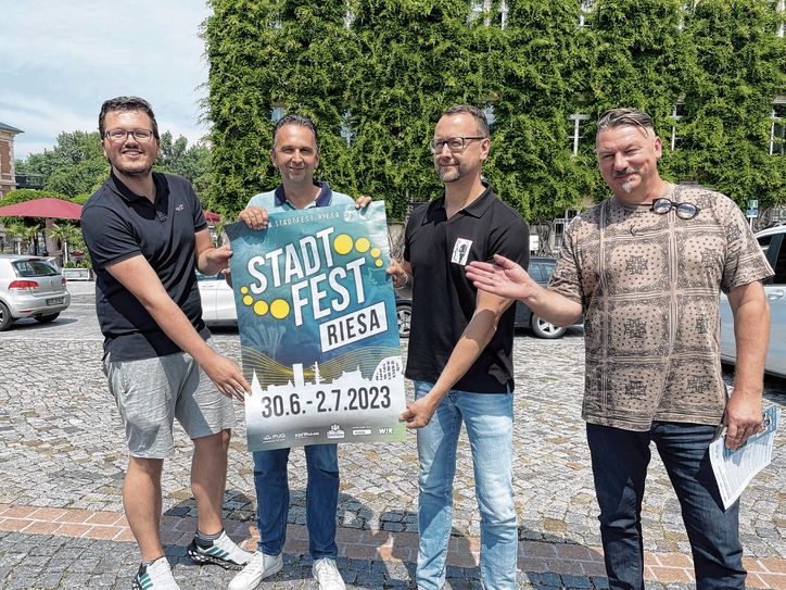 Der Plan für das 30. Riesaer Stadtfest steht. Nico Hülsmann (FVG-Mitarbeiter), Oberbürgermeister Marco Müller, FVG-Geschäftsführer John Jaeschke und Dirk Mühlstädt (Veranstaltungsleiter der FVG) präsentierten das Programm.