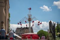 Riesenkettenkarussell auf dem Rathausplatz.