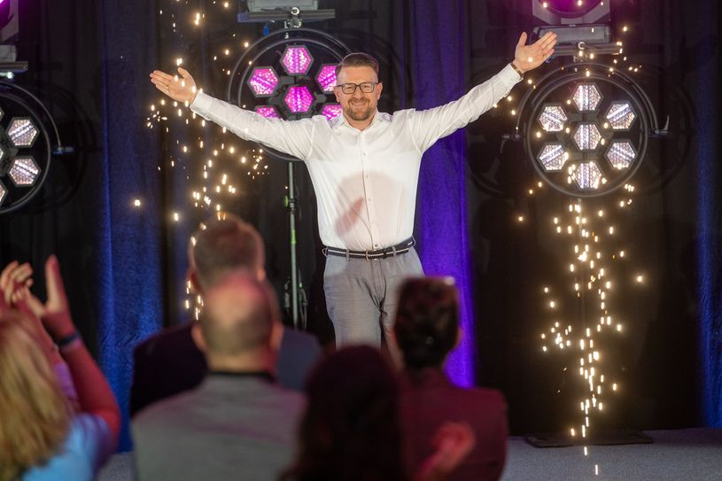 Conrad Siebert auf der großen Bühne in Radebeul. Der 43-Jährige freut sich über einen besonderen Preis.