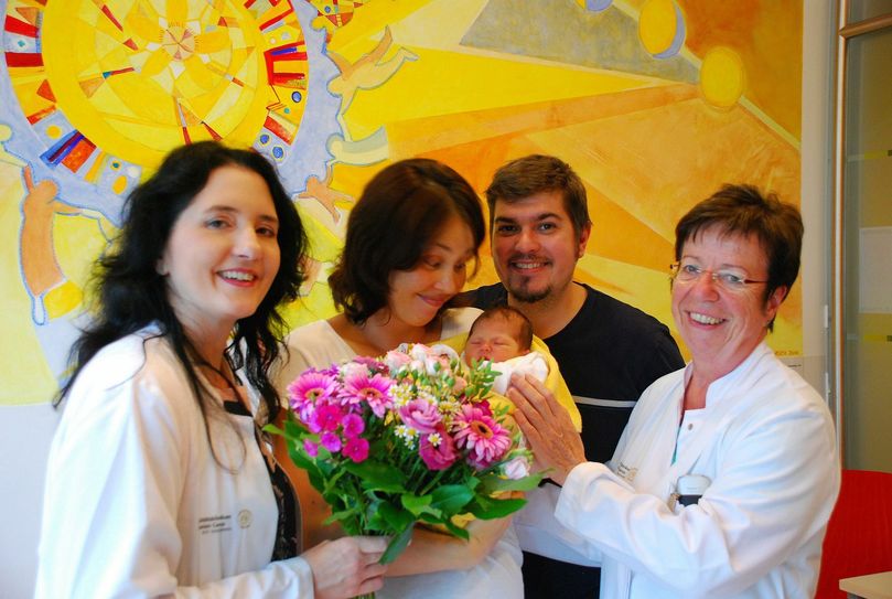 Prof. Pauline Wimberger, Direktorin der Klinik für Frauenheilkunde und Geburtshilfe (links), und Oberärztin  Dr. Gabriele Kamin (rechts) gratulieren Marlen und Danny Baensch zur Geburt ihrer Tochter Emilia. Foto: Uniklinikum Dresden / Felix Koopmann