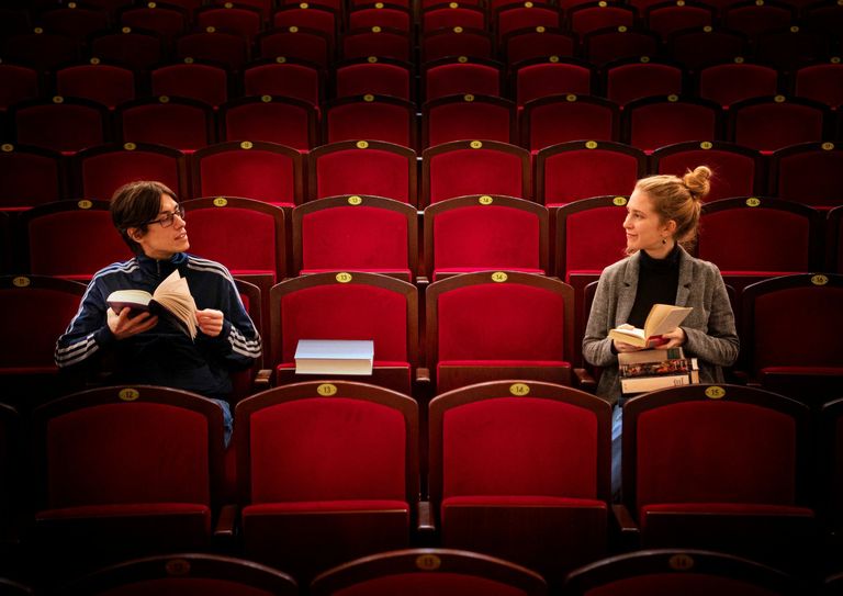 Rafael Ossami Saidy, Regieassistent im Schauspiel und Initiator der 24h-Lesung, und Maya Ziehlke, Freiwillige im Sozialen Jahr Kultur. Foto: Marlies Kross