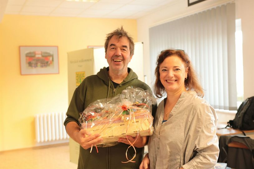 Autor Boris Pfeiffer und Ina Grondke von der Kolkwitzer Gemeindebibliothek.