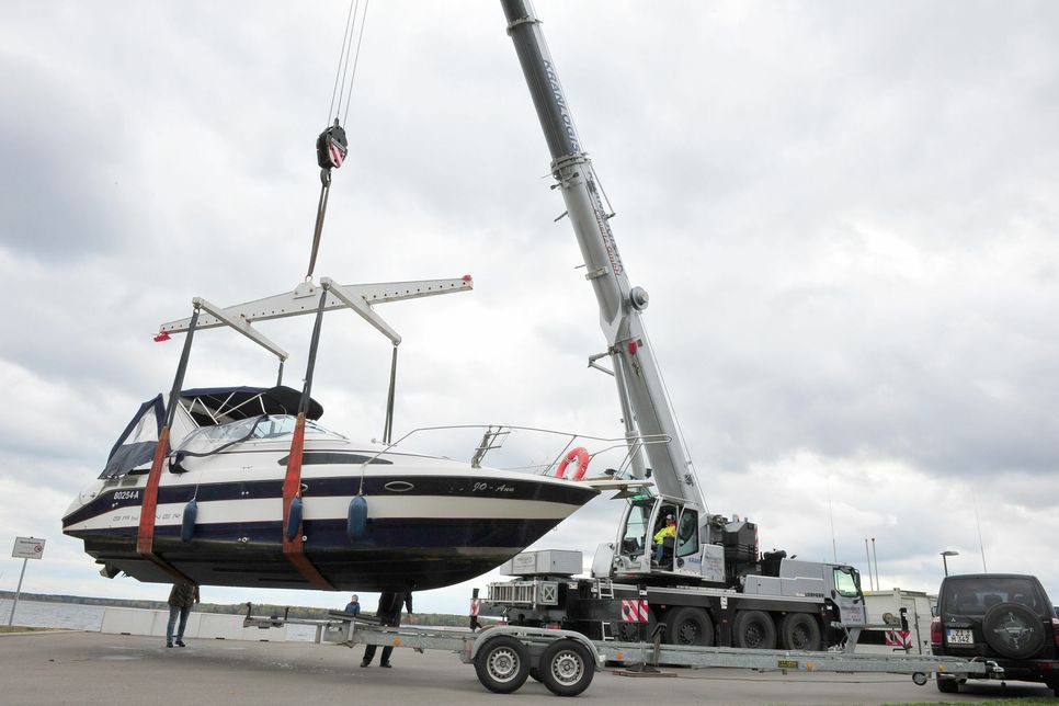 Extra für die größeren Boote wurden ein 70-Tonnen-Kran aus Schwarzheide geholt. Fotos: Peter Aswendt