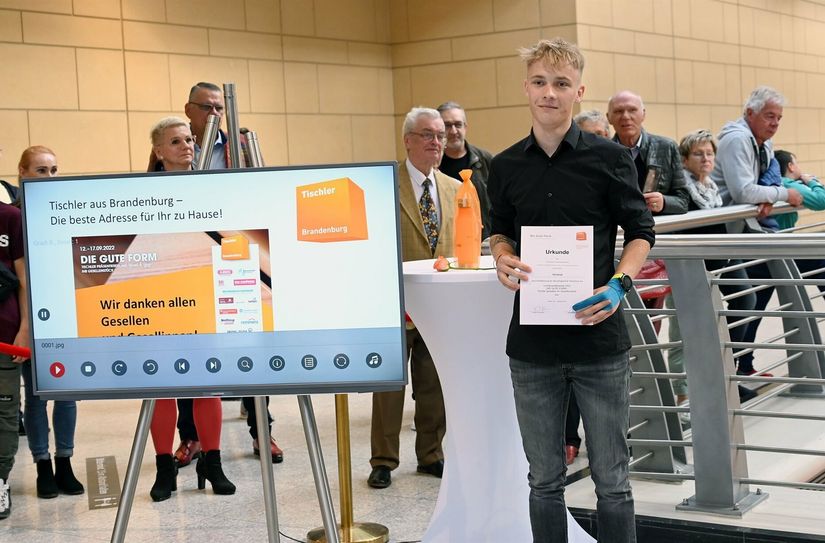 Till Groß holte den Sieg nach Südbrandenburg. Er gewann jetzt im Gestaltungswettbewerb »Die Gute Form«, in dem exzellente Gesellenstücke im Tischlerhandwerk ausgezeichnet werden. Till Groß wird Brandenburg nun beim Bundesfinale vertreten. Ausgebildet wurde der 21-Jährige in einer Tischlerei in Spree-Neiße. Vielleicht beginnt eine ähnliche Karriere für den einen oder anderen Schulabgänger auch mit der Ausbildungsmesse »MATCH« am 8. Oktober in Finsterwalde.
