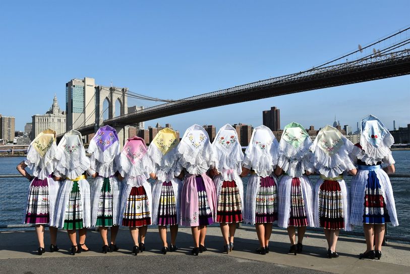 Trachten an der Brooklyn Bridge.