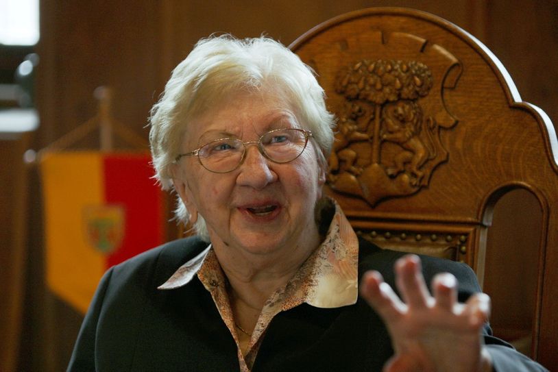 Elfriede Preibisch trug sich 2016 ins Goldene Buch der Stadt Pirna ein. Foto: Daniel Förster