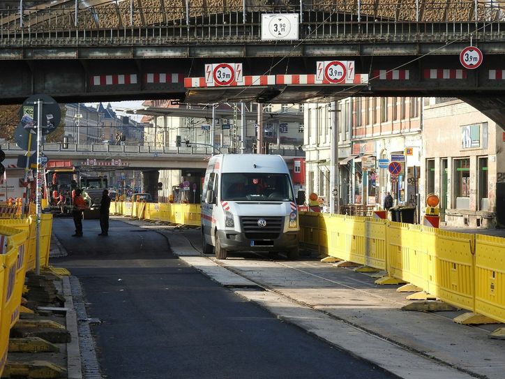 Aktuell wird der Bischofsplatz radfahrfreundlich umgestaltet – mit Asphaltdecke und Radspuren. Foto: Pönisch