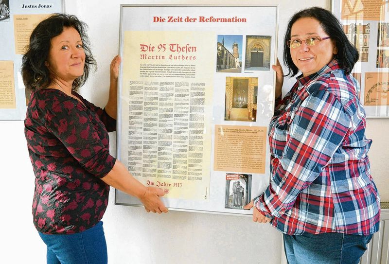 Kerstin Großpietsch und Jane Becker präsentieren die neue Ausstellung, die aus dem Beständen des Kreisarchives zusammengestellt wurde. Foto: Stadtverwaltung Herzberg