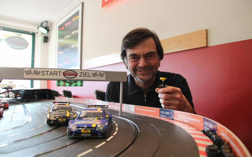 Heinz-Jürgen Thiessen von der Rennbahn Radebeul freut sich auf die Carrera Profi Liga im Kulturbahnhof.  Fahrer können sich noch anmelden. Foto: Schramm