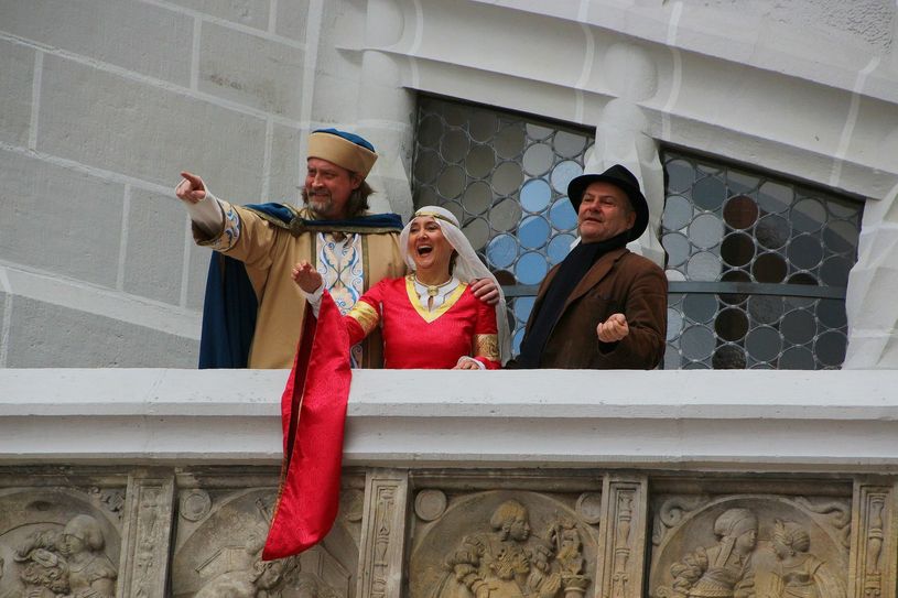 Egal ob für die Geschichte der Hebamme (Alexander Wulke als Otto von Wettin und Julia Vincze als seine Frau Hedwig) oder den Jedermann (Tom Quaas), die Albrechtsburg bietet eine unvergleichliche Kulisse und wird auch bei den diesjährigen Neuen Burgfestspielen wieder einige Überraschungen bereit halten.         Foto: Farrar