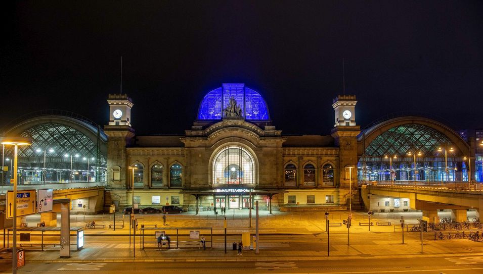 Vor allem die Kuppelhalle strahlt jetzt weithin sichtbar. Foto: Männel