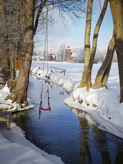 Hier zu sehen ist die Spree im weißen Winterzauber und im Hintergrund die Martinskirche in Cottbus-Madlow. von der Fotografin Veronika Lattig. Ob dieses Foto eine Auszeichnung erhält, wird am 10. November bei der Stadtwerke Cottbus und der Ausstellungseröffnung für geladene Gäste feierlich bekanntgegeben. Foto: Veronika Lattig