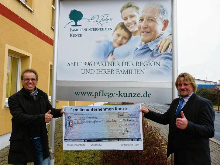 Jörg Lübben überreichte dem Sektionsleiter Detlef Brendler jetzt einen Scheck zur Förderung des Radsports.