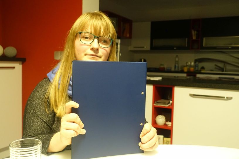 Sophia Hempel, 23, Verwaltungsfachangestellte, bekommt immer wieder Absagen. "Mangelnde Berufserfahrung", lautet der Grund. Foto: Schramm