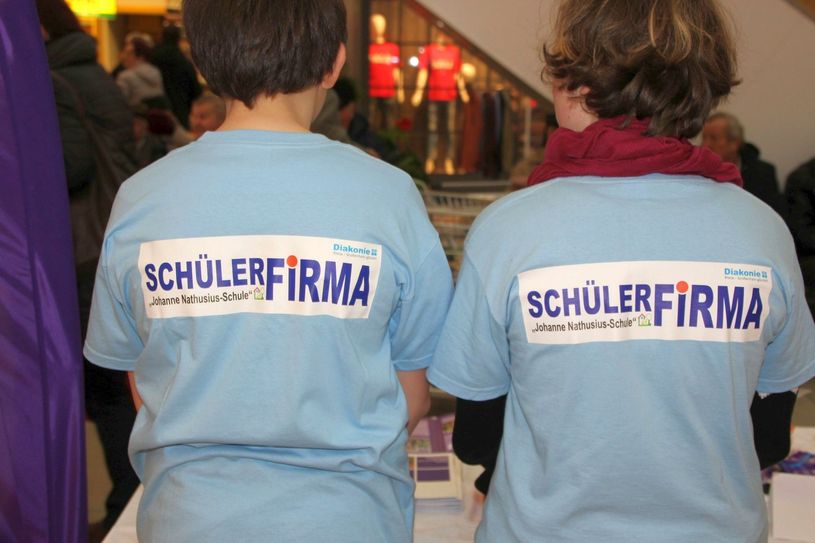 Die Kerzenreste gehen an die Schülerfirma »Jona« der Diakonie, in der Jugendliche mit Beeinträchtigungen an der Johanne Nathusius Schule in Skäßchen auf den Berufsstart vorbereitet werden. Fotos: Farrar