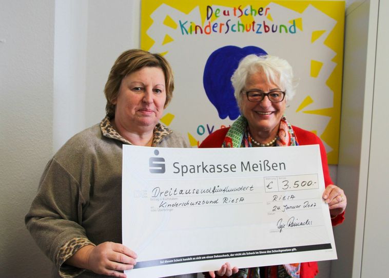 Schenken macht  einfach nur Freude: Die gesammelten Spenden anlässlich ihres Geburtstags in Höhe von 3.500 Euro übergab Inge Reinacher jetzt an Dr. Gitta Frensel vom Kinderschutzbund. Fotos: Farrar
