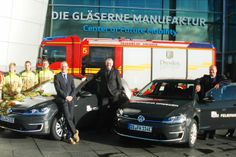 Dunkelblau statt feuerwehrrot und trotzdem für die Floriansjünger im Einsatz: Die beiden neuen e-Golf für die Feuerwehr Dresden. Foto: Mike Schiller