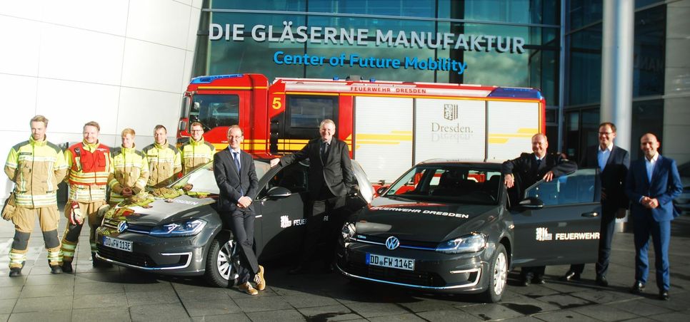 Dunkelblau statt feuerwehrrot und trotzdem für die Floriansjünger im Einsatz: Die beiden neuen e-Golf für die Feuerwehr Dresden. Foto: Mike Schiller