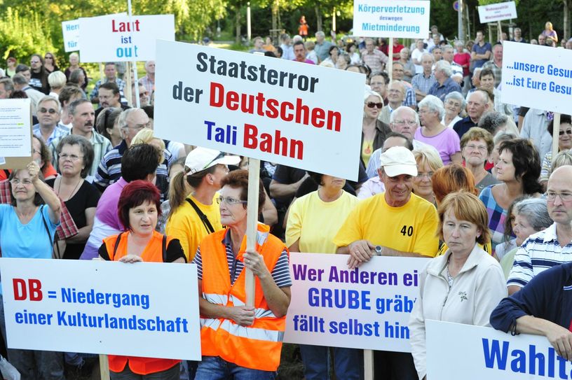 In den letzten Jahren hat die BI viel unternommen, um auf den zunehmenden Bahnlärm aufmerksam zu machen. So wurden u.a. Demos veranstaltet und auch der Petitionsausschuss des Bundestages nach Coswig eingeladen.                   Foto: Archiv