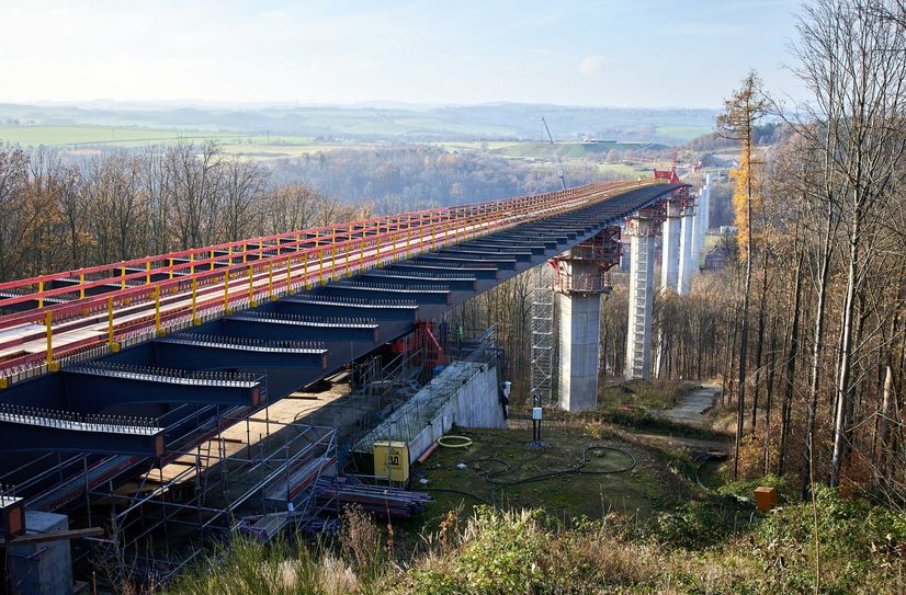 Die Gottleubatalbrücke wurde bis zum dritten Pfeiler (aus Richtung Pirna-Sonnenstein gesehen) geschoben.