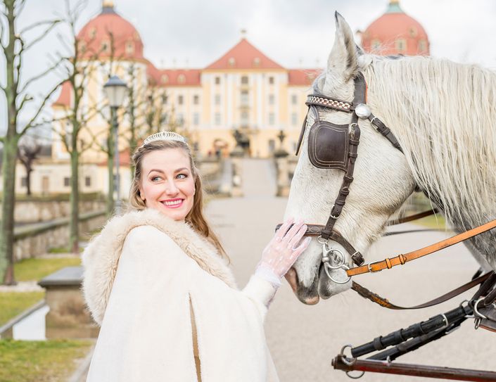 Aschenbrödel Sandra Maria Huimann vor Schloss Moritzburg. Foto: René Jungnickel