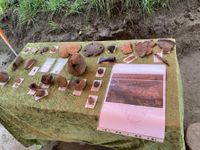Tisch mit Fundstücken aus 7.000 Jahren.