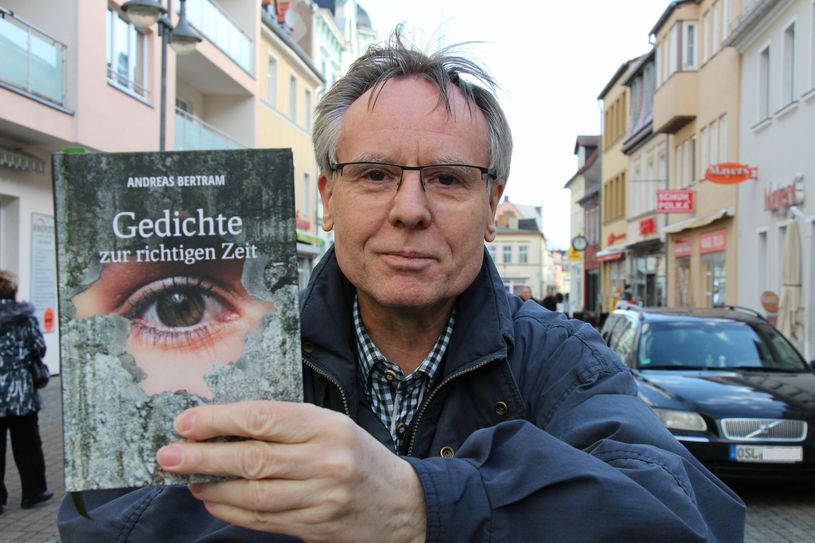 Andreas Bertram mit seinem Buch »Gedichte zur richtigen Zeit«. Foto: sts