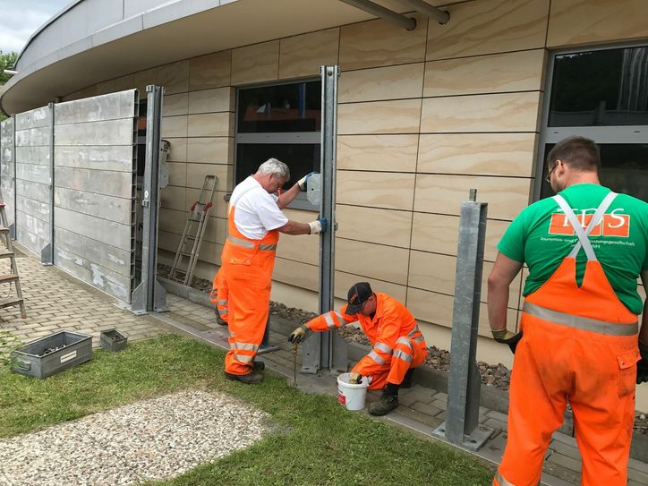 Die einzelnen Elemente des Schutzwalls werden montiert. Zum Teil musste zusaätzliche Technik angefahren werden.  Fotos: PR
