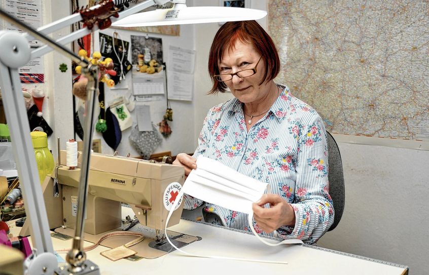 Die Atemschutzmasken werden zum Teil in Heimarbeit oder im Schichtbetrieb in der Theaterschneiderei genäht. Karin Laid, Leiterin der Kostümabteilung, benötigt inzwischen für eine Atemschutzmaske aus weißem Baumwollstoff nur noch 15 bis 20 Minuten. Foto: Peter Aswendt