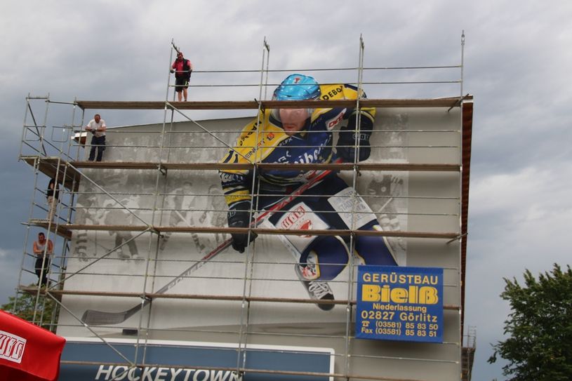 Vor der Mannschaftsvorstellung wurde der Eishockey-Riese an der Fassade am Professor Wagenfeld-Ring 74 enthüllt. Fotos: Keil
