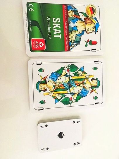 Die Altenburger Spielkartenfabrik hat extra  für das Event in Großenhain übergroße Spielkarten angefertigt.  (Bild rechts) Fotos: Privat