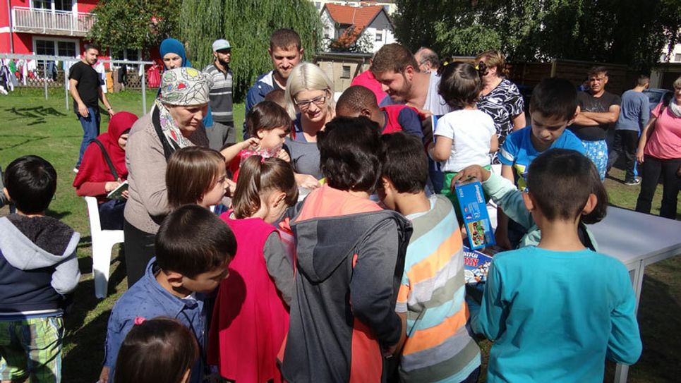Dicht umringt wurde das Geschenk.                 Foto: Verein