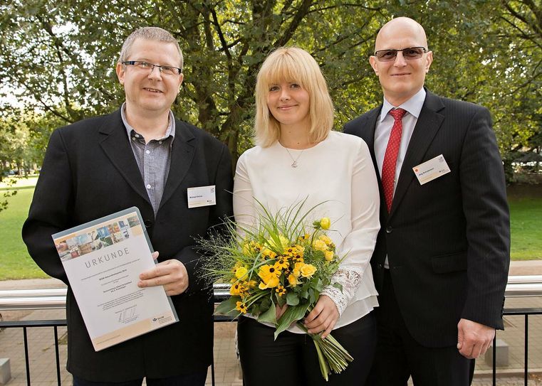 Michael Kimme, Pflegedienstleitung und Katja Hesse, stellv. Pflegedienstleitung, nahmen die Auszeichnung von Jörg Schudmann, BGW Hamburg (v.l.) entgegen.  Foto: BGW