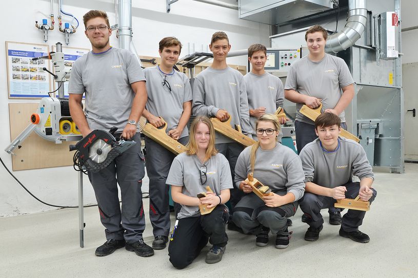 Den Spaß an der Ausbildung sieht man den acht neuen Azubis an.