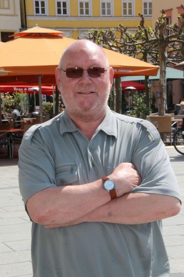 Im Mai vergangenen Jahres traf der WochenKurier Lothar Thoms zum Interview auf dem Cottbuser Altmarkt. Foto: jho