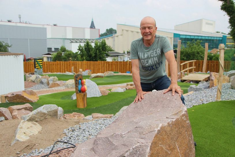 Bobtrainer und Olympia-Geschäftsführer Gerd Leopold auf der neuen 2.500 Quadratmeter großen Adventure Minigolfanlage im Außenbereich des Olympia. Zum Ferienbeginn soll die Eröffnung sein. Foto: Farrar